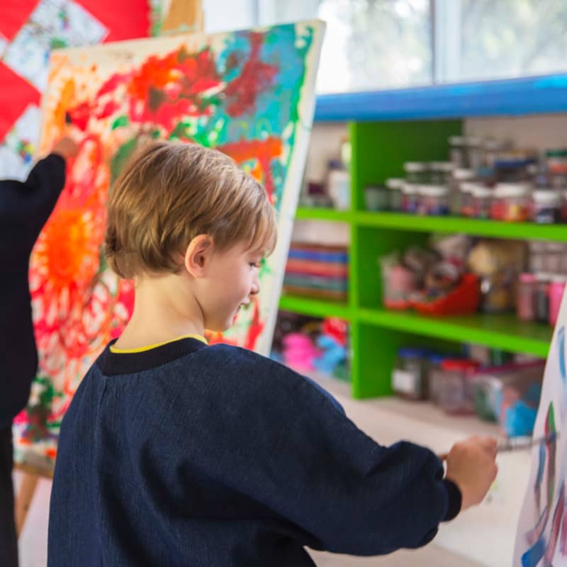 Alumno de primaria en taller de pintura en Cumbres Bosques